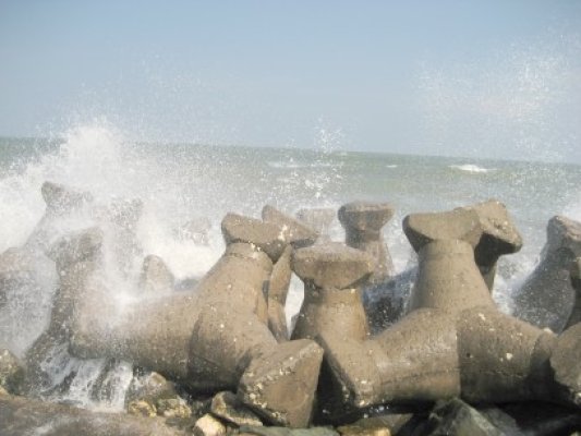 Un bărbat a căzut între stabilopozi, la Mangalia